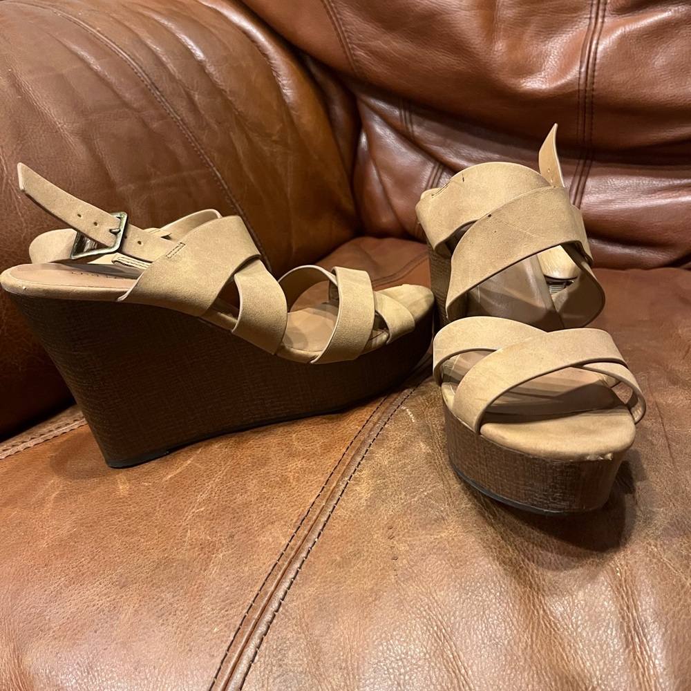 Strapped wedges